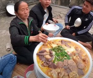 Dùng bột ớt Hàn Quốc để nấu tô bún bò Huế khổng lồ, bà Tân khiến ai cũng giật mình vì kết quả
