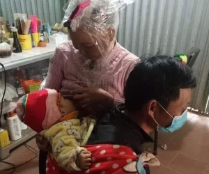 Đợi vợ cả ngày trong tiệm làm tóc, anh chồng H'mong có hành động đặc biệt khiến hội chị em xuýt xoa ghen tị