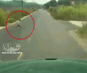 Video: Lao sang đường đột ngột, bé trai bị container tông trực diện
