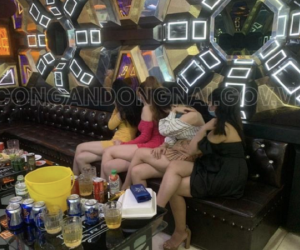 Bắt quả tang 4 nữ tiếp viên múa thoát y phục vụ khách trong quán karaoke, nhận tiền 'boa' 800 ngàn đồng