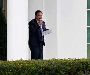 Đồng minh Trump bị lộ ghi chú thúc đẩy thiết quân luật