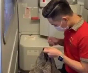Dân mạng 'đổ gục' khi thấy nam tiếp viên hàng không tự tay khâu chiếc quần mới cho hành khách nhí vừa bị nôn một cách tận tình
