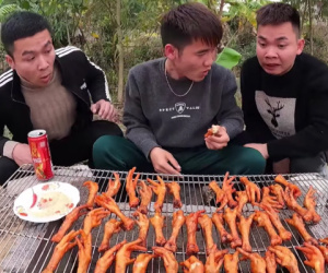 Con trai bà Tân cạch mặt 2 thanh niên bạn thân ăn chực, tự nướng 100 cái chân gà 'tẩm hoá chất' ăn no ngập mồm