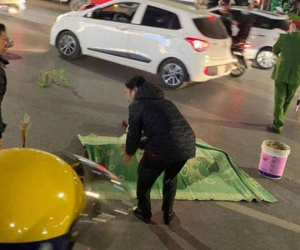 Cụ bà đi bộ qua đường bị xe máy tông tử vong