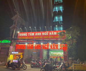 Cô giáo cùng 5 học sinh mắc kẹt, hoảng loạn kêu cứu trong thang máy trung tâm tiếng Anh