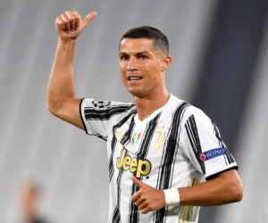 Ronaldo gia hạn hợp đồng thêm 1 năm với Juventus
