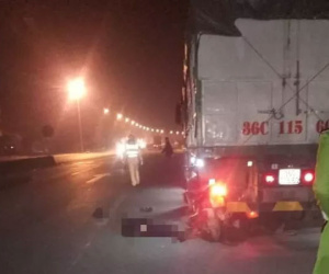 Xe máy phóng nhanh găm vào đuôi xe tải, nam thanh niên tử vong tại chỗ