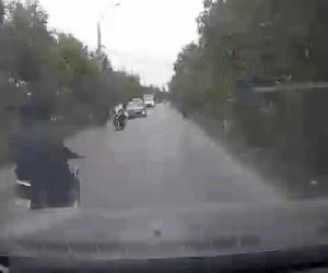 CLIP: 'Thủ phạm' lao vào lùm cây tẩu thoát sau khi hạ gục 2 thanh niên, tài xế tung clip làm sáng tỏ vụ việc