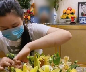 Vợ cố ca sĩ Vân Quang Long đã lộ diện sau drama đấu tố, lặng lẽ đến cắm hoa ở nơi thờ phụng chồng