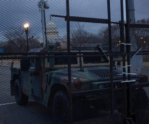 Washington trước lễ nhậm chức: Hàng rào sừng sững như pháo đài, xe Humvee lượn khắp phố