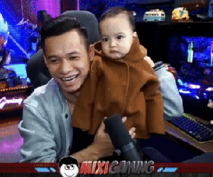 Thái độ triệu view của bé Cáo - con trai thứ 2 của Độ Mixi khi bị bố đem ra làm trò đùa trên sóng livestream