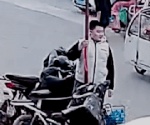 Video: Thiếu niên bị dính lưỡi vì liếm thanh kim loại dưới trời -16 độ C