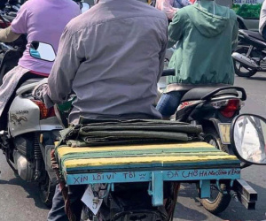 Người đàn ông lái chiếc xe máy 'cà tàng' bỗng nổi bật giữa phố bởi dòng chữ đặc biệt ấm lòng phía sau