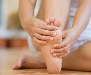 Khi mạch máu não bị tắc nghẽn, sẽ có 4 biểu hiện này ở bàn chân, chú ý để phòng tránh đột quỵ bất ngờ