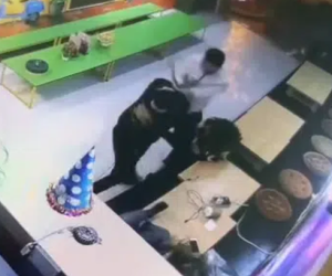 Hà Nội: Người phụ nữ đang ôm con nhỏ bị 2 người đàn ông lao vào hành hung dã man
