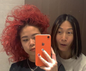 Tlinh khoe 'chị' mẹ, đến phụ huynh còn chơi hệ tóc phẩy line thế này bảo sao con gái không ngầu