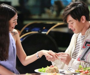 Ly hôn anh rể cho chị tôi toàn bộ tài sản, nhìn sấp tài liệu tôi liền biết lý do