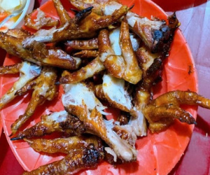Cô gái chia sẻ chuyện 'bị đá' vì ăn 6 cái chân gà một lúc, dân mạng bùng nổ tranh cãi