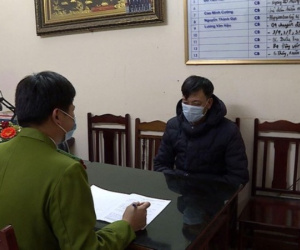 Bắt quả tang 10 đối tượng đánh bạc trong ngôi nhà nhiều ổ khóa