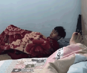 Nằng nặc đòi ôm chăn xuống đất nằm vì dỗi vợ, anh chồng 'đầu hàng' ngay sau 1 câu nói của vợ