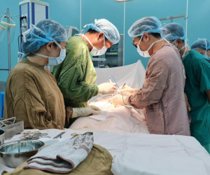 Nam thanh niên 20 tuổi bị gãy 'súng' khi đang đi trên đường