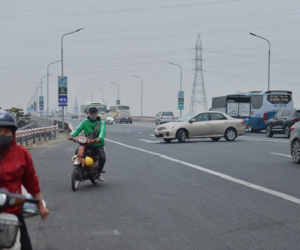 Hàng loạt ô tô bất chấp nguy hiểm, biển cấm, ngang nhiên quay đầu trên tuyến đường cao tốc đẹp nhất Hà Nội