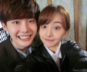 Sốc: Lee Jong Suk bất ngờ bị réo tên giữa bê bối của Trịnh Sảng, nghi vấn là 'bạn sex', lộ dấu vết ở cổ lúc ngoại tình