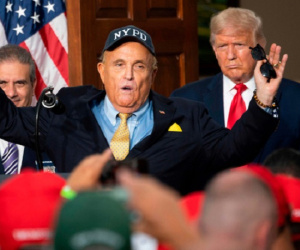 Hé lộ mức giá 'đắt cắt cổ' để mua được suất ân xá của TT Trump: Những ai được hưởng lợi?