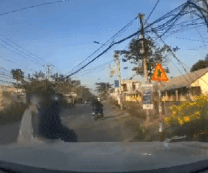 Video: 30 giây đạp ga truy đuổi 2 tên cướp điện thoại, tài xế ô tô có 'cú chốt' khiến tất cả kinh ngạc