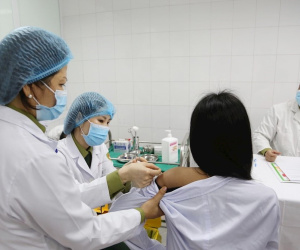 Việt Nam tiêm vắc xin Nanocovax mũi 2 cho 17 người