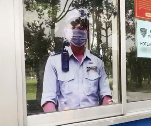 Đi ngang qua bốt bảo vệ thấy có gì đó kỳ lạ, cô gái quay xe lại đến gần và phát hiện sự thật 'động trời' bên trong