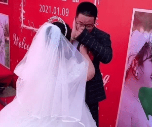 Chú rể xin lỗi cô dâu vì không có khách dự tiệc cưới