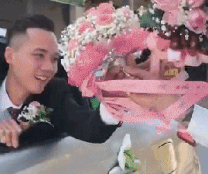Đám cưới gây chú ý với màn 2 xe rước dâu đổi hoa cho nhau, nhưng nhan sắc 'cực phẩm' của chú rể mới 'hút like' rần rần