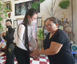 Vợ 2 Vân Quang Long đưa con gái đến nhà bố mẹ nam ca sĩ, khóc lóc xin lỗi nhưng bị từ chối