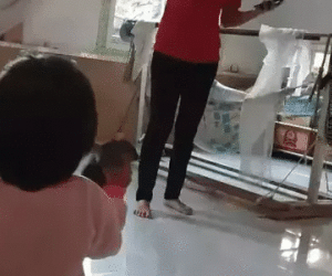 Để con gái cầm chuột, người mẹ khiến dân mạng vô cùng phẫn nộ