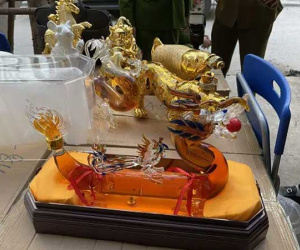 Hà Nội: Đột nhập cơ sở 'phù phép' rượu trôi nổi thành rượu ngoại tiền triệu