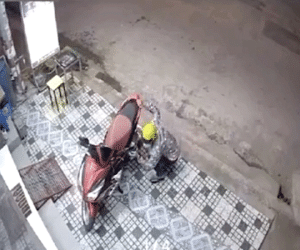 Video: Màn trộm xe máy của nam thanh niên khiến dân mạng phì cười