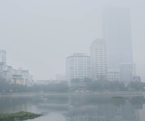 Hà Nội mờ ảo trong màn sương dầy đặc từ sáng đến chiều