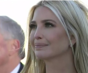 Ivanka rơi nước mắt khi ông Trump rời Nhà Trắng