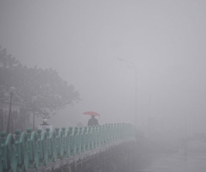Bắc Bộ sáng có sương mù và mưa vài nơi, ô nhiễm không khí tại Hà Nội ở mức báo động