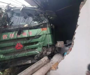 Tài xế ngủ gật, ô tô tải mất lái lao vào nhà dân