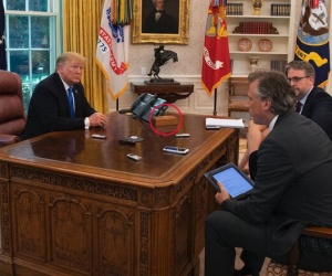 Biden bỏ nút gọi nước ngọt của Trump trên bàn làm việc