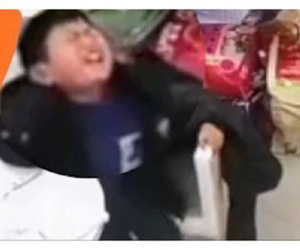 Bé trai đang ngồi học bỗng nhăn nhó rồi ngã lăn xuống sàn đau đớn, ai cũng lo lắng đến khi biết sự thật thì không thể nhịn được cười