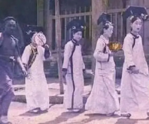 Nhóm cung nữ kỳ quặc đột nhiên xuất hiện ở Tử Cấm Thành giữa mưa bão năm 1992, sau gần 30 năm vẫn chưa có lời giải đáp