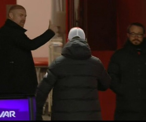 HLV Klopp cay cú sau tranh cãi, đuổi theo HLV Burnley vào trong đường hầm