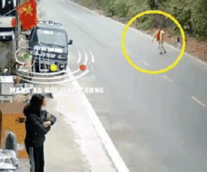 Đang đi bộ, người đàn ông bất ngờ lao ra giữa đường chặn đầu xe tải
