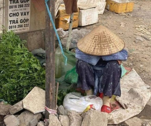 Bà cụ bán rau ngồi bó gối giữa phố Sài Gòn khiến dân mạng cảm động, bất ngờ nhất là hành động của chàng trai chụp hình