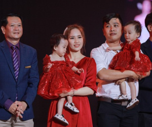 2 thiên thần nhí Trúc Nhi - Diệu Nhi siêu đáng yêu khi cùng cha mẹ và ekip phẫu thuật có mặt trong đêm Gala WeChoice Awards 2020