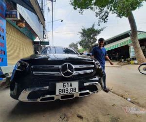 Chiều vợ được gì: Mua xế hộp Mercedes hơn 2 tỷ tặng vợ chơi Tết, người đàn ông tiếp tục gây choáng với màn bốc biển thần sầu, xe tăng giá gấp mấy lần!