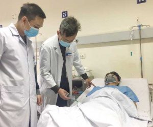 Thiếu niên 16 tuổi vỡ tinh hoàn trong lúc tranh chấp bóng chuyền